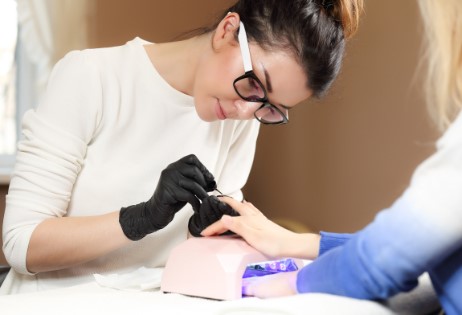 ¿Es malo pintarse las uñas en el embarazo?