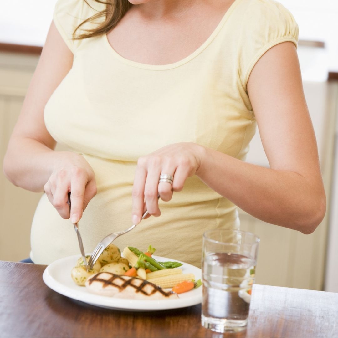 ¿Puede una mujer embarazada comer pollo?