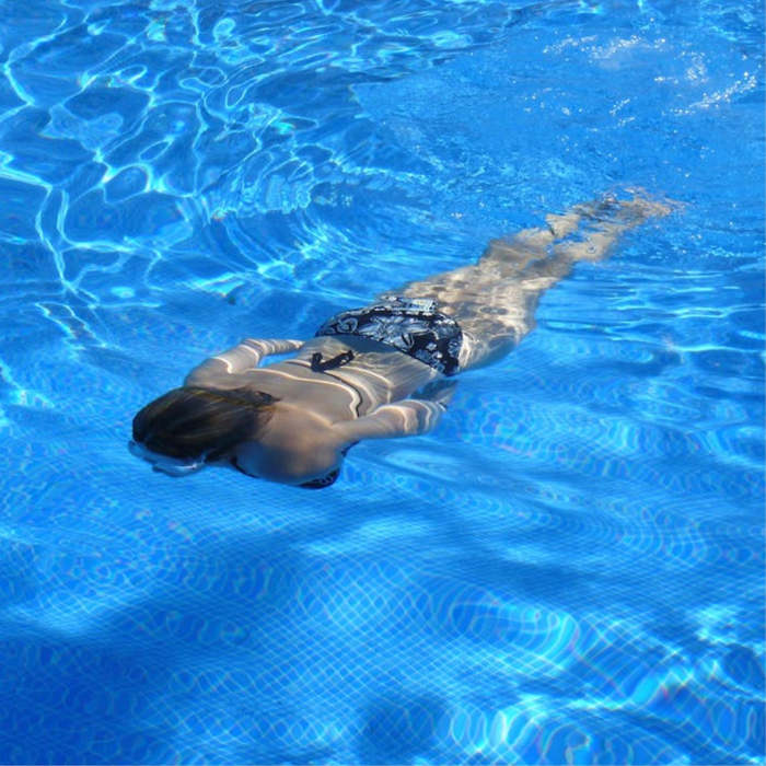 Mantente segura en el agua durante el embarazo: recomendaciones para natación en piscinas, playas y ríos