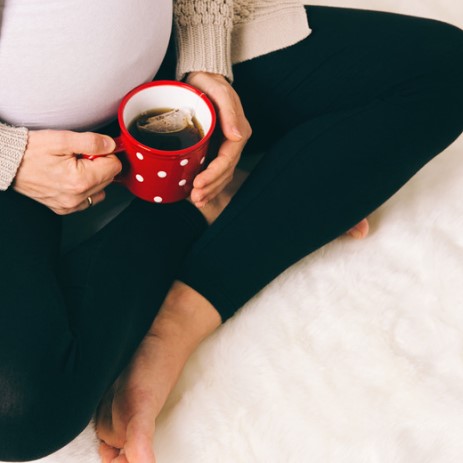 ¿Puede una mujer embarazada beber té negro?