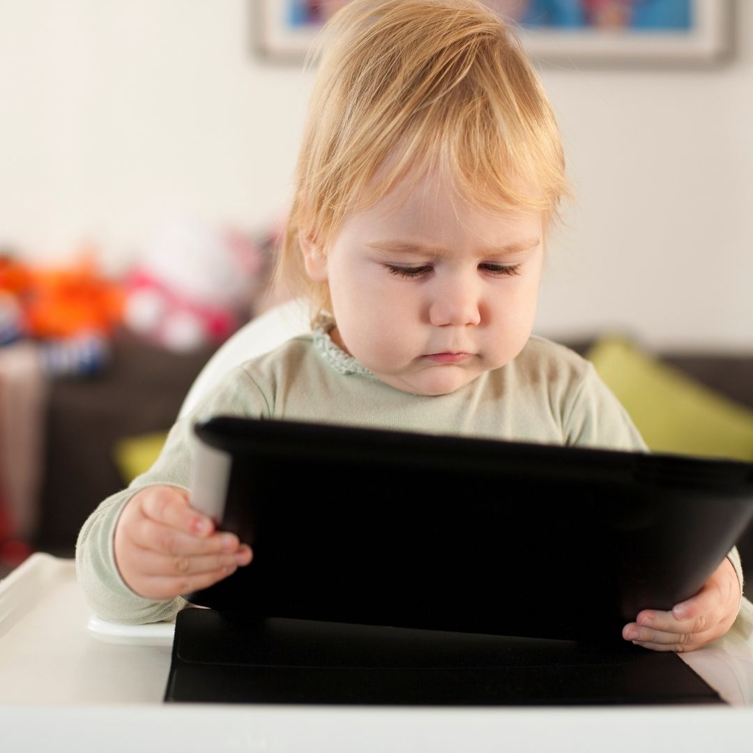 ¿Que causan las pantallas en los niños?  ¿Por qué no es recomendable el uso de pantallas a edades tempranas?