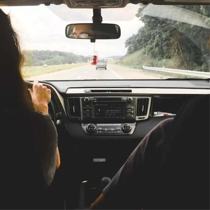 consejos prácticos para viajar en coche embarazada durante el verano