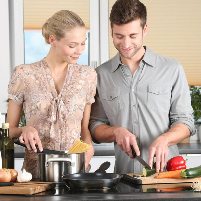 hombre y mujer cocinando, trucos de cocina, ideas, consejos