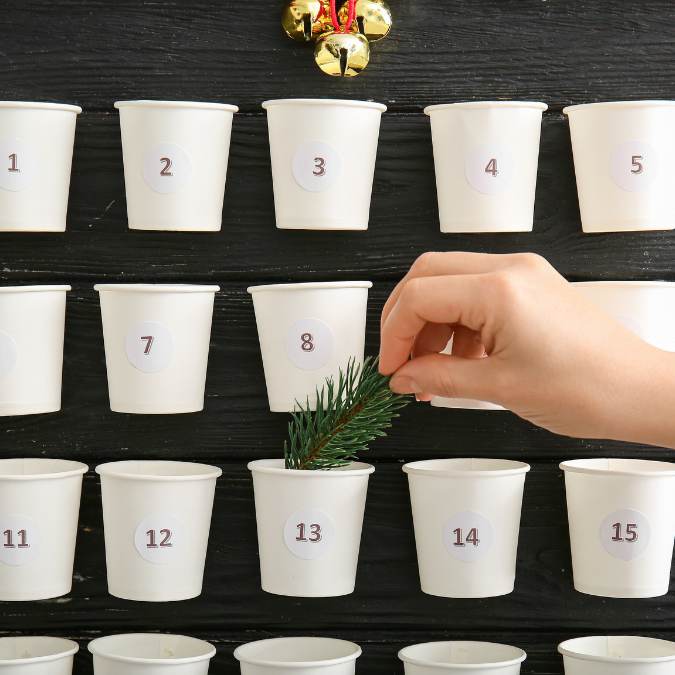 calendario de Adviento artesanal, hecho a mano, DIY, reciclado, sostenible