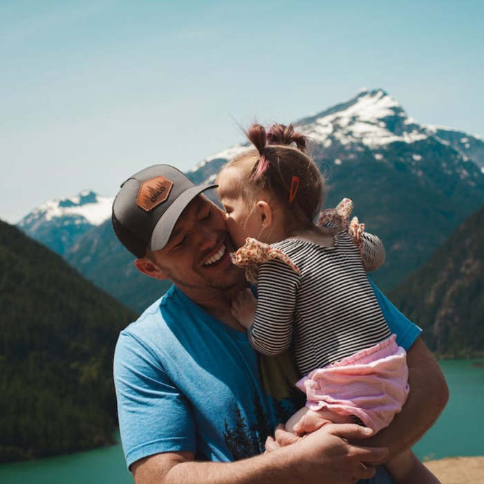 padre con niña en brazos, Canciones día del padre, mejores canciones dia del padre, letra canciones dia del padre