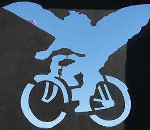 Una bicicleta azul con alas