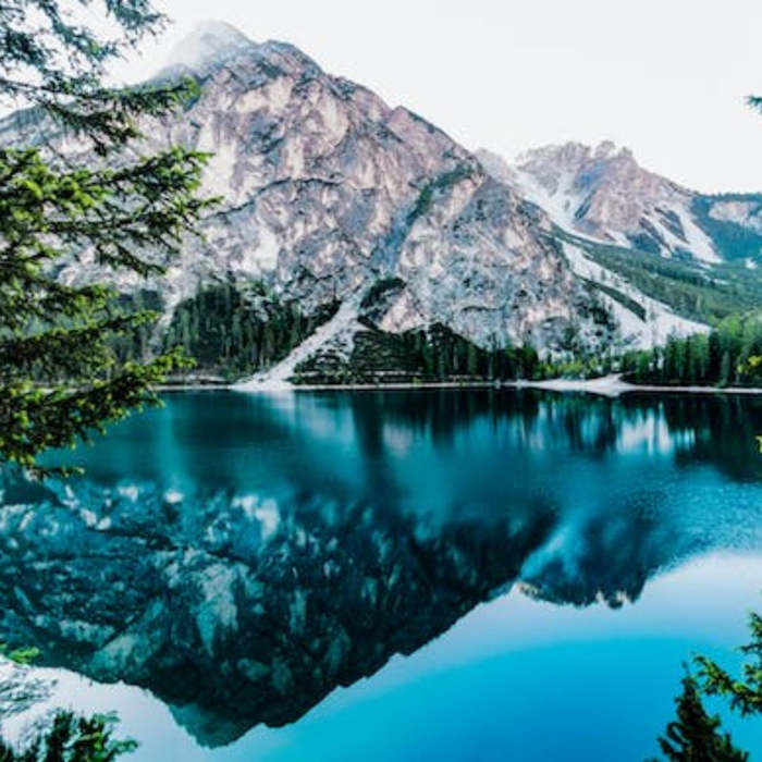 lago entre montañas, cuento sobre el agua, dia del agua,