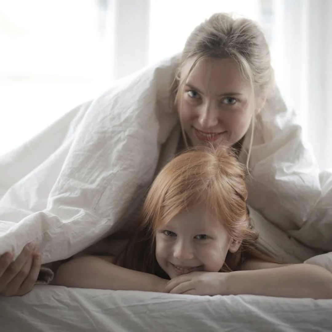 Madre con su hija, Cuentos para niños, día de las madres