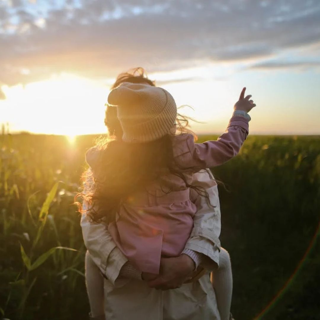 Madre con su hija en brazos, Cuentos para niños, día de las madres