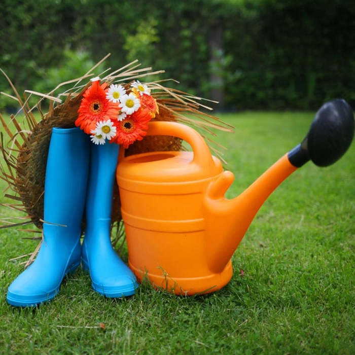 huerta, jardín, regadera, botas de agua, flores, primavera