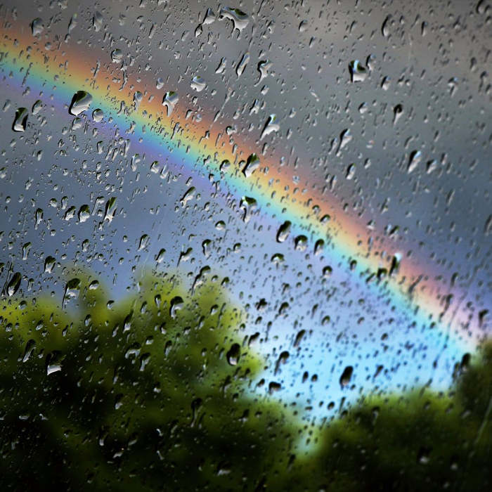 gotas de lluvia en ventana y arcoíris, poesía lluvia de otoño