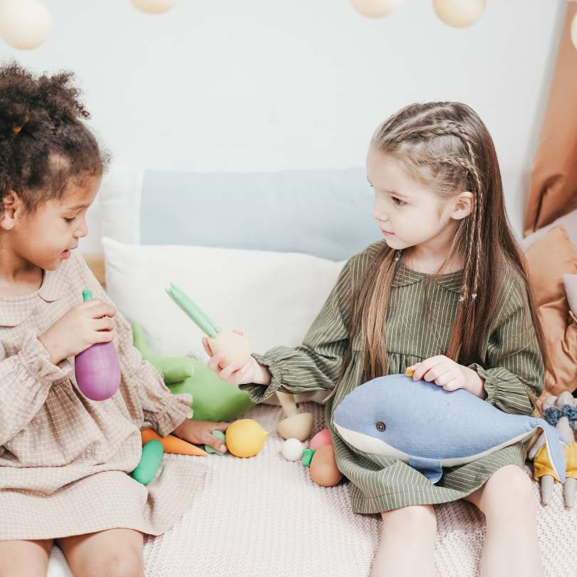 Estrategias para enseñar a los niños a compartir sin obligarlos