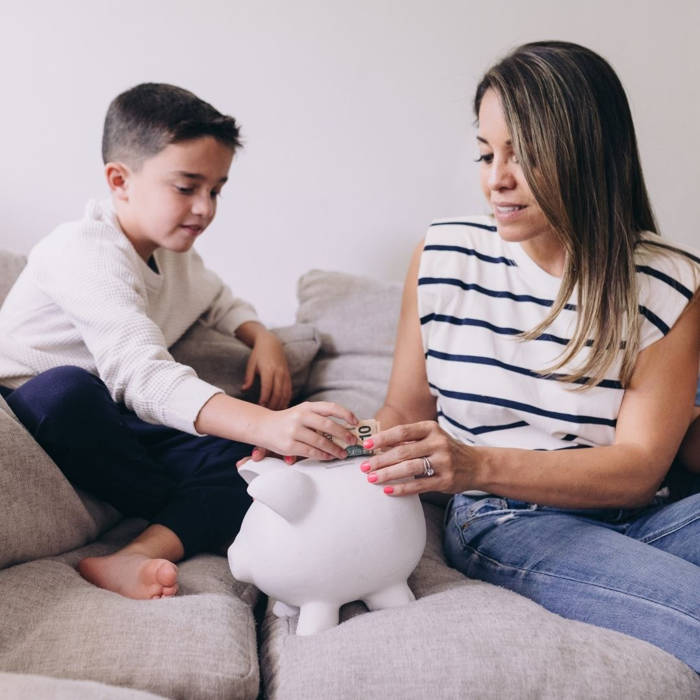 Etapas clave para enseñar sobre dinero a los niños