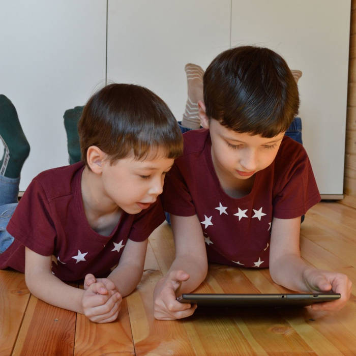 Cuánto tiempo de pantalla es "demasiado" según la edad Pantallas y niños en verano