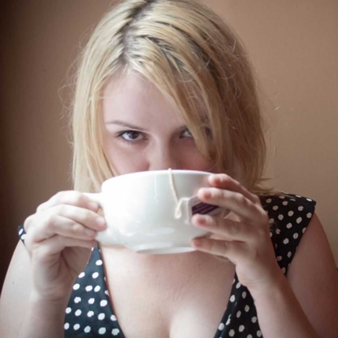 Mujer bebiendo de una taza, Trastorno de Disfagia Nerviosa