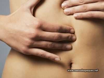 Remedios naturales para aliviar el dolor de estómago - Mujer tocando su abdomen
