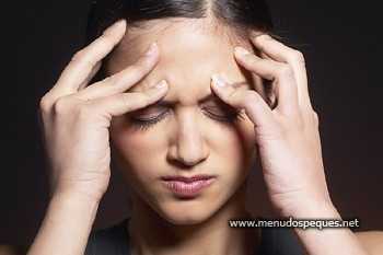 mujer con manos en la cabeza, Remedios naturales para el dolor de cabeza