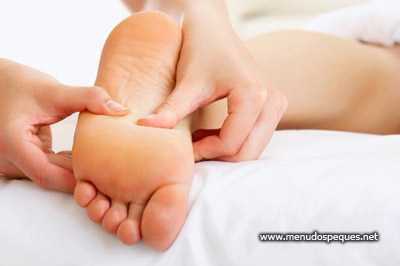 manos masajeando pies, Descubre cómo deshacerte del dolor de pies con estos remedios caseros