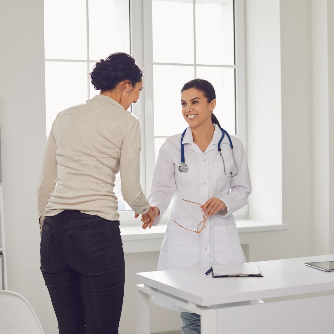 Mujer consultando con su ginecóloga sobre endometriosis y fertilidad