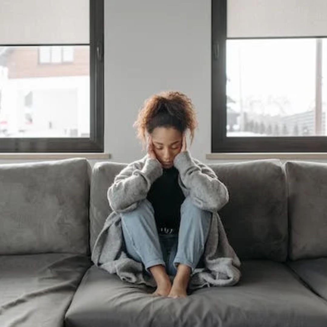 Mujer sentada sofá, Enfermedad de Chagas