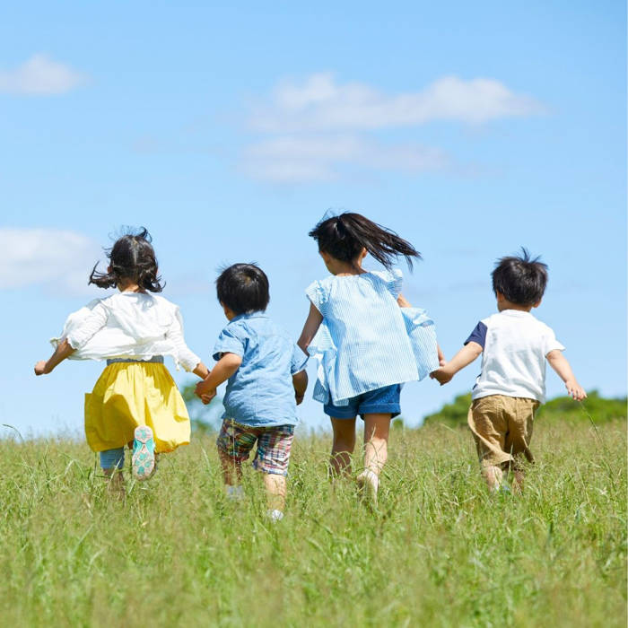 niños, corriendo, pradera, Parenting verde