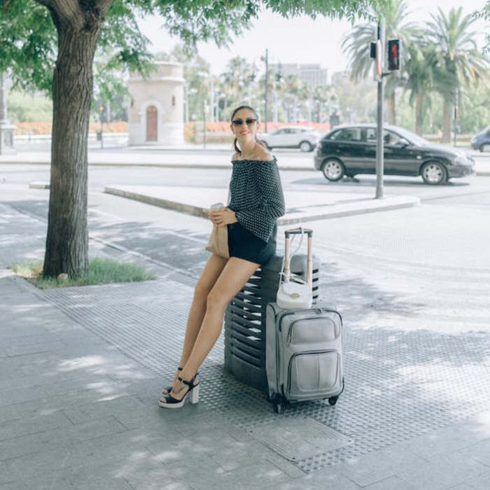 Destinos de viaje ideales para la temporada de primavera Mujer con maletas de viajes, viajar, tiempo libre, primavera