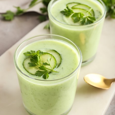 Gazpacho verde con uvas, almendras y eneldo