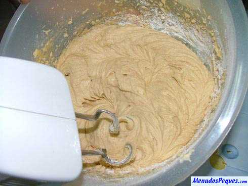 Elaborando la receta de galletas de Chocolate