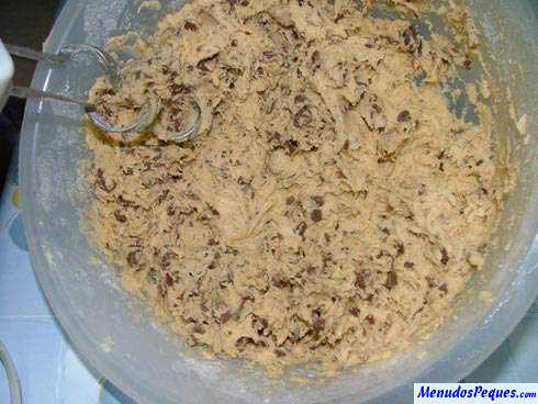 Echa trozos de chocolate a la masa de las galletas para que las cookies tengan trocitos de chocolate