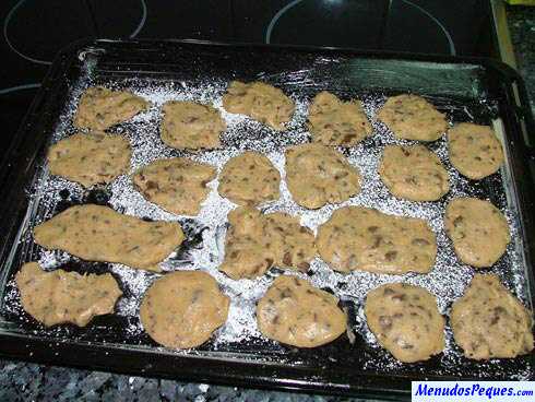 Galletas de chocolate en el horno. La receta tiene una pinta deliciosa!