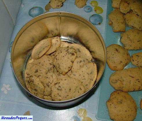 Galletas cookies, como las famosas de chocolate. Las metemos en un recipiente para que se mantengan esponjosas