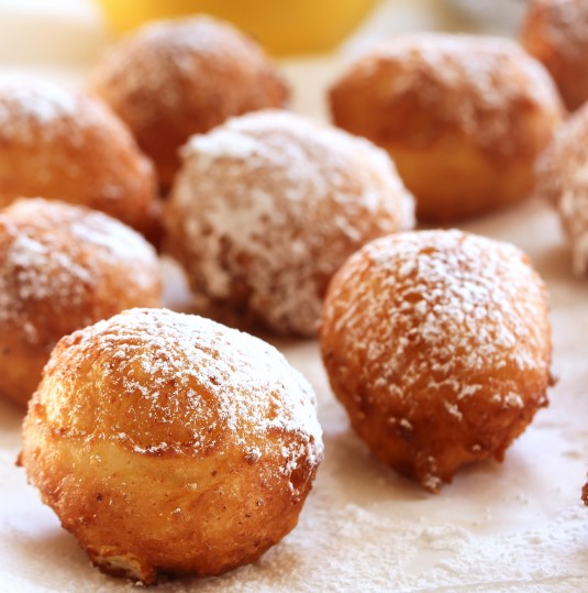 buñuelos de viento, Repostería típica para el día de todos los santos