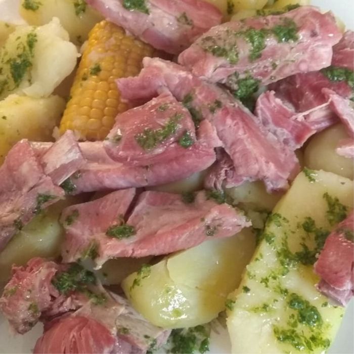 Receta Tradicional Canaria: Costillas con Papas y Piñas para Disfrutar en Familia