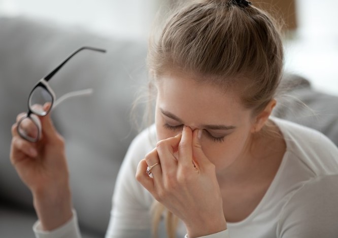 ¿Puede la ansiedad causar destellos en los ojos?