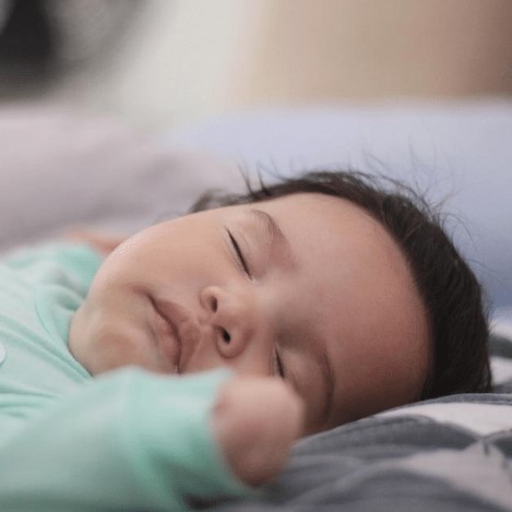 ¿Por qué se despierta el bebé cada hora? ¿Cómo solucionarlo?