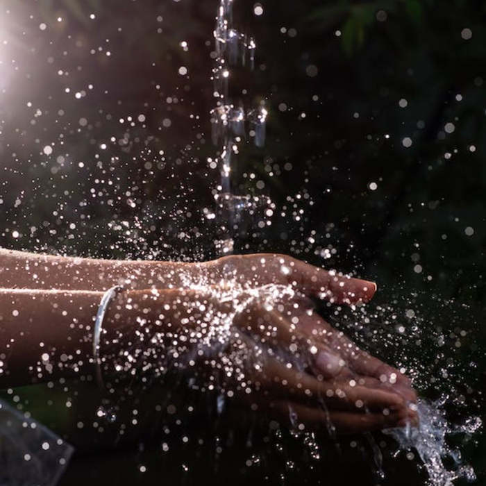 manos con agua, cuento sobre el agua, dia del agua