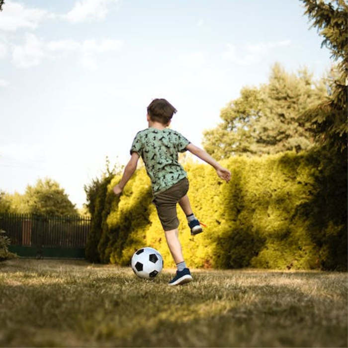 niño con pelota de futbol, julio, verano, cuentos para niños