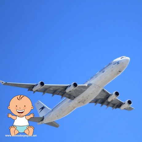 ¿Cuándo puede viajar un bebé en avión?