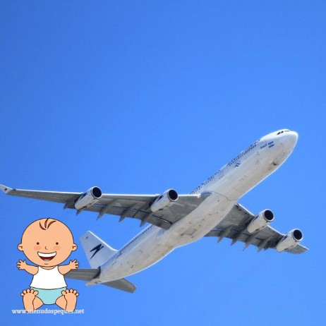 ¿Cuándo puede viajar un bebé en avión?