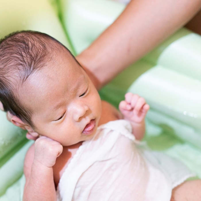 Baño del bebé menos estresante con un baño con manta, baño con pañales, Swaddle Bath