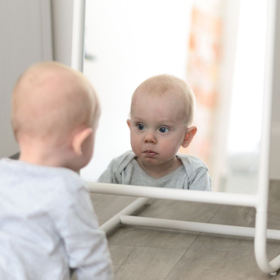 ¿Cuándo se reconoce el bebé en un espejo?