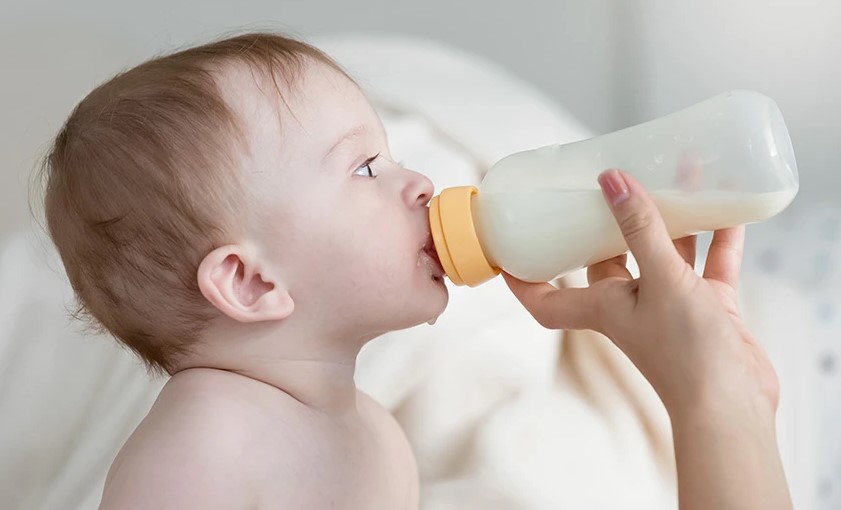 Los bebés alimentados con biberón ingieren 'millones' de microplásticos: Estudio