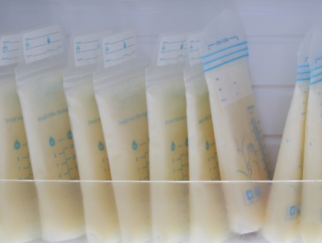 Consejos para congelar y refrigerar la leche materna extraída