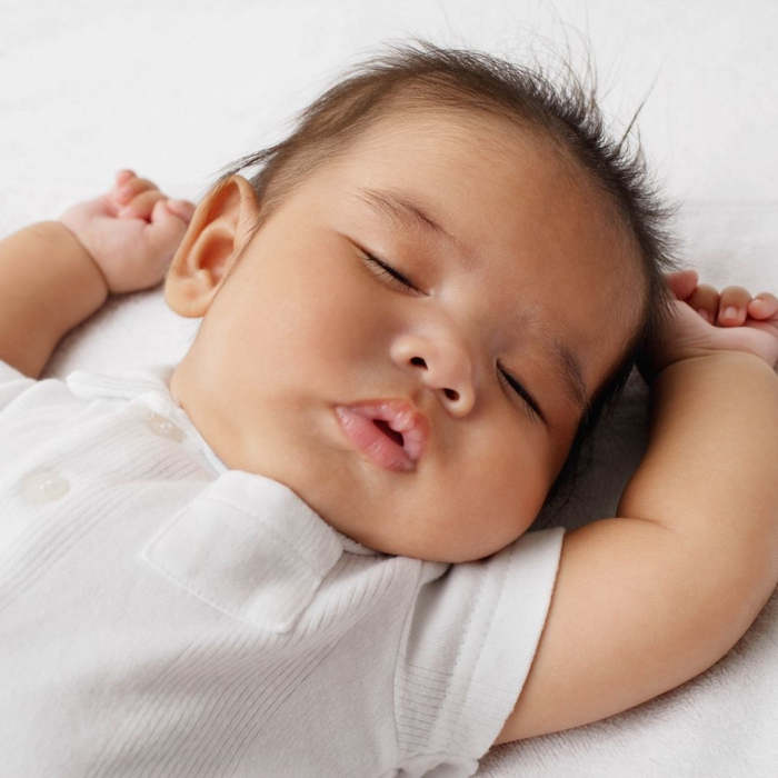 Fomentar y crear asociaciones de sueño saludables para el bebé