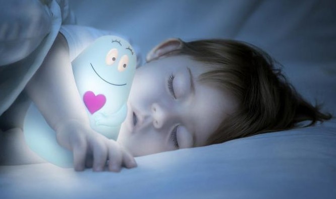 Los niños deben dormir sin luz