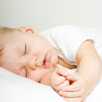 Por qué mi bebé duerme con la boca abierta y qué hacer al respecto