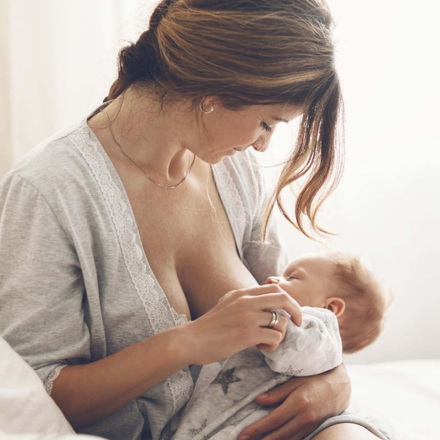 ¿Con qué frecuencia y durante cuánto tiempo debo alimentar a mi bebé?