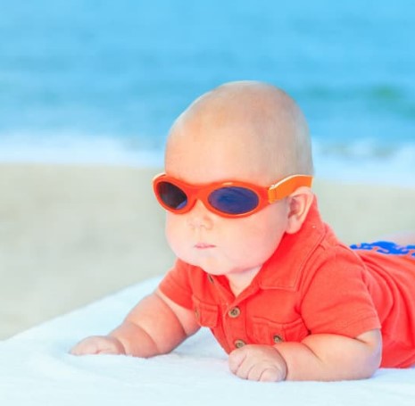 Cómo las gafas de sol para el bebé