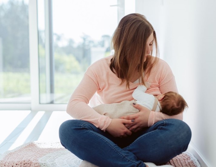 ¿Cómo prevenir y tratar las grietas durante la lactancia?