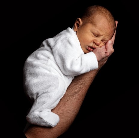 ¿Con cuántos huesos nacen los bebés? ¿Tienen los bebés más huesos que los adultos y por qué?